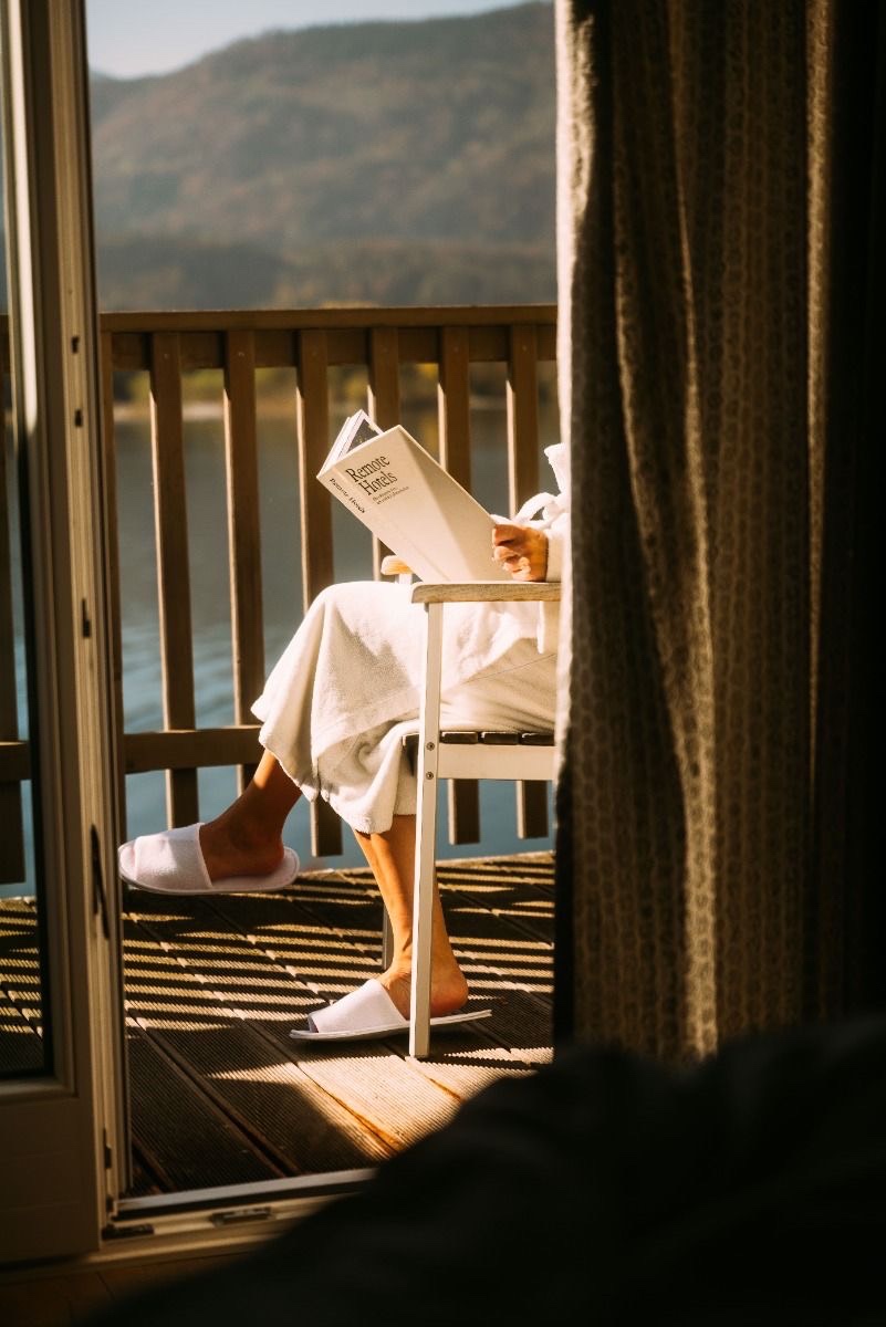 湖を望むバルコニーでの読書